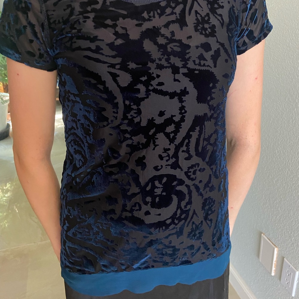 Black and blue sculpted velour t shirt